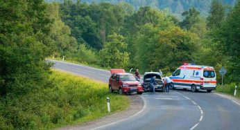 Dramma sulla statale 284: due auto si scontrano, feriti in ospedale
