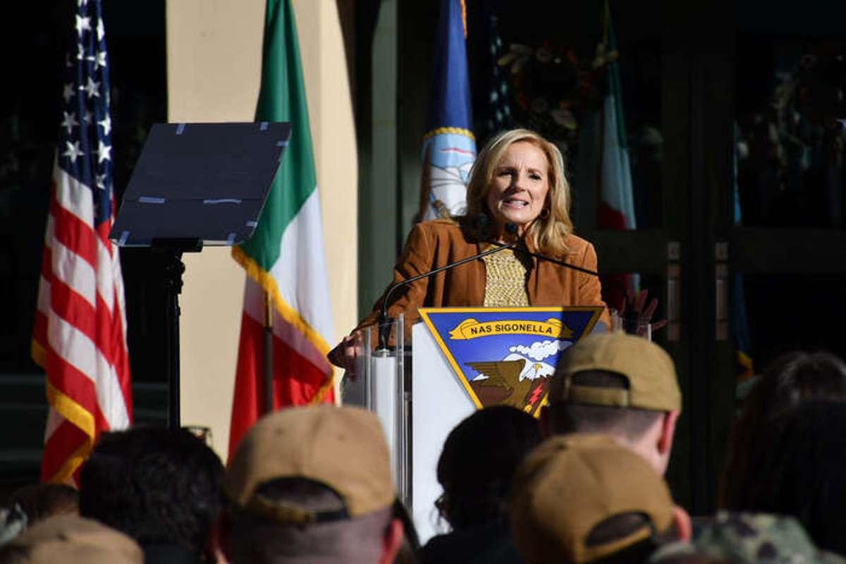 Jill biden celebra un giorno speciale a sigonella