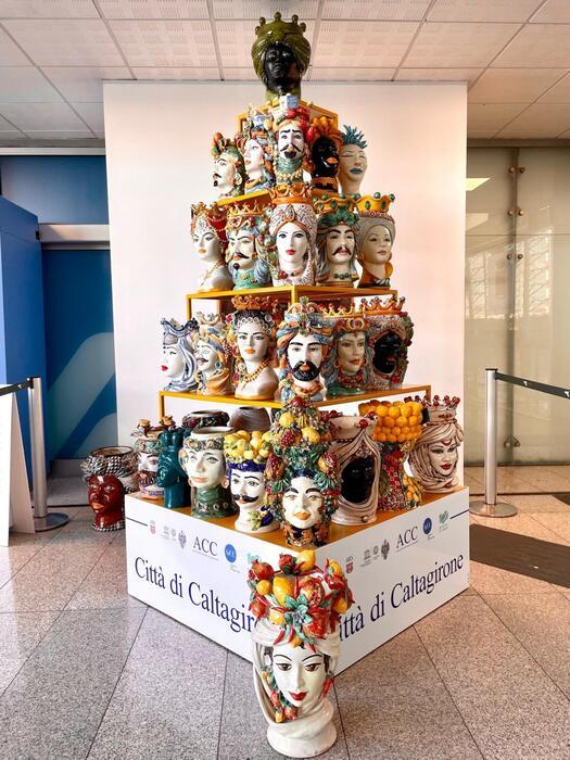 L'albero di natale di catania sorprende con le teste di caltagirone