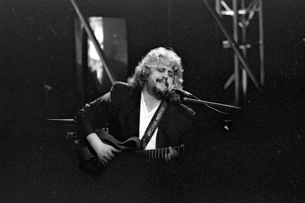 Napoli celebra dieci anni senza pino daniele con eventi indimenticabili
