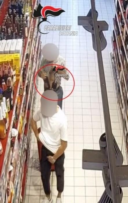 Due arresti per furto di alcolici nei supermercati del catanese