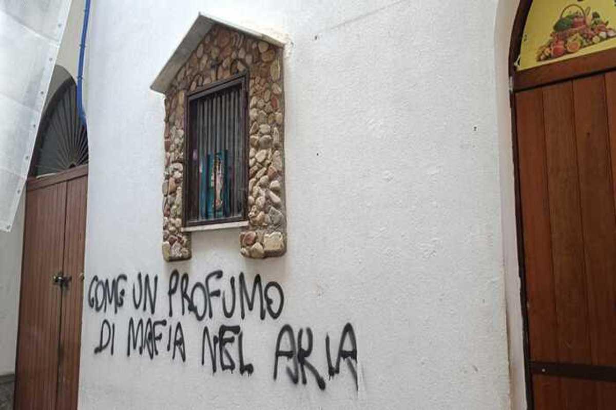 Messaggio inquietante al mercato del capo: la mafia si fa sentire
