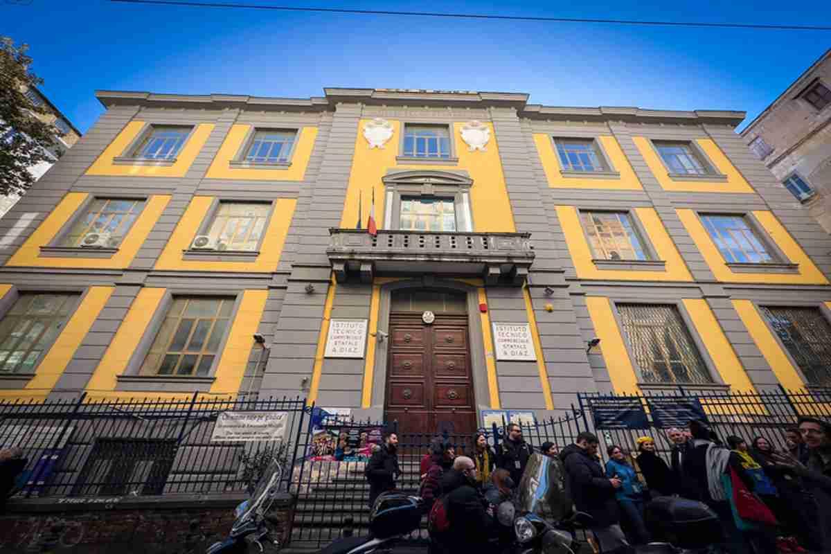 Napoli celebra il leggendario mascalzone latino pino daniele