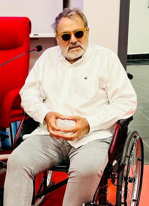 Oliviero toscani lotta tra la vita e la morte, ma la situazione si stabilizza