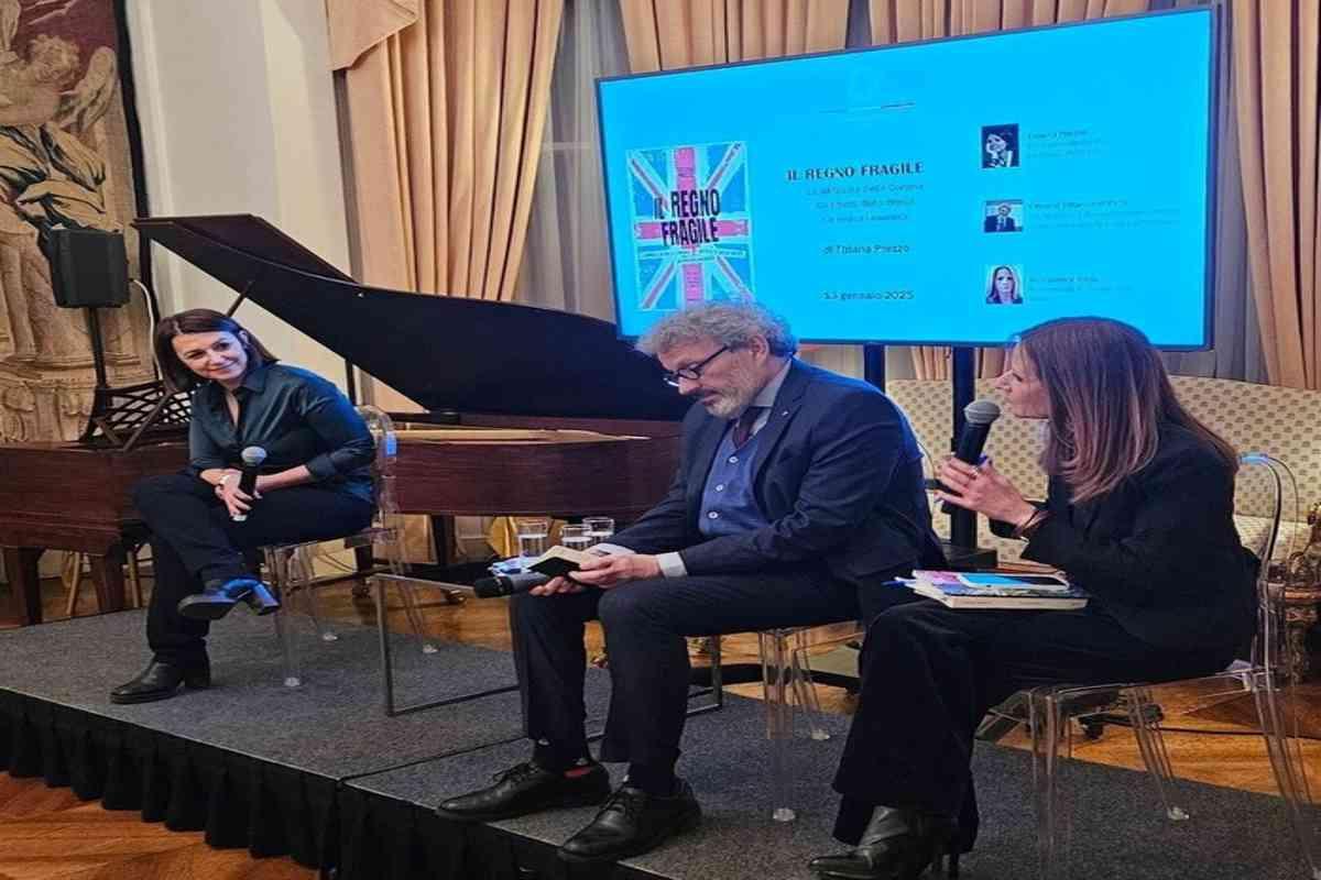 Tiziana prezzo svela i segreti di 'il regno fragile' a londra