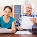 Coppia legge documento
