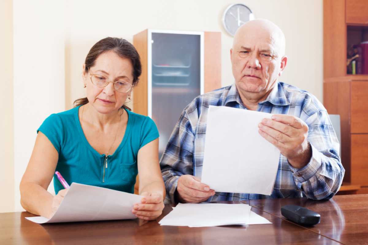 Coppia legge documento