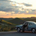 Dramma in auto: giovane si lancia dopo una lite con il fidanzato